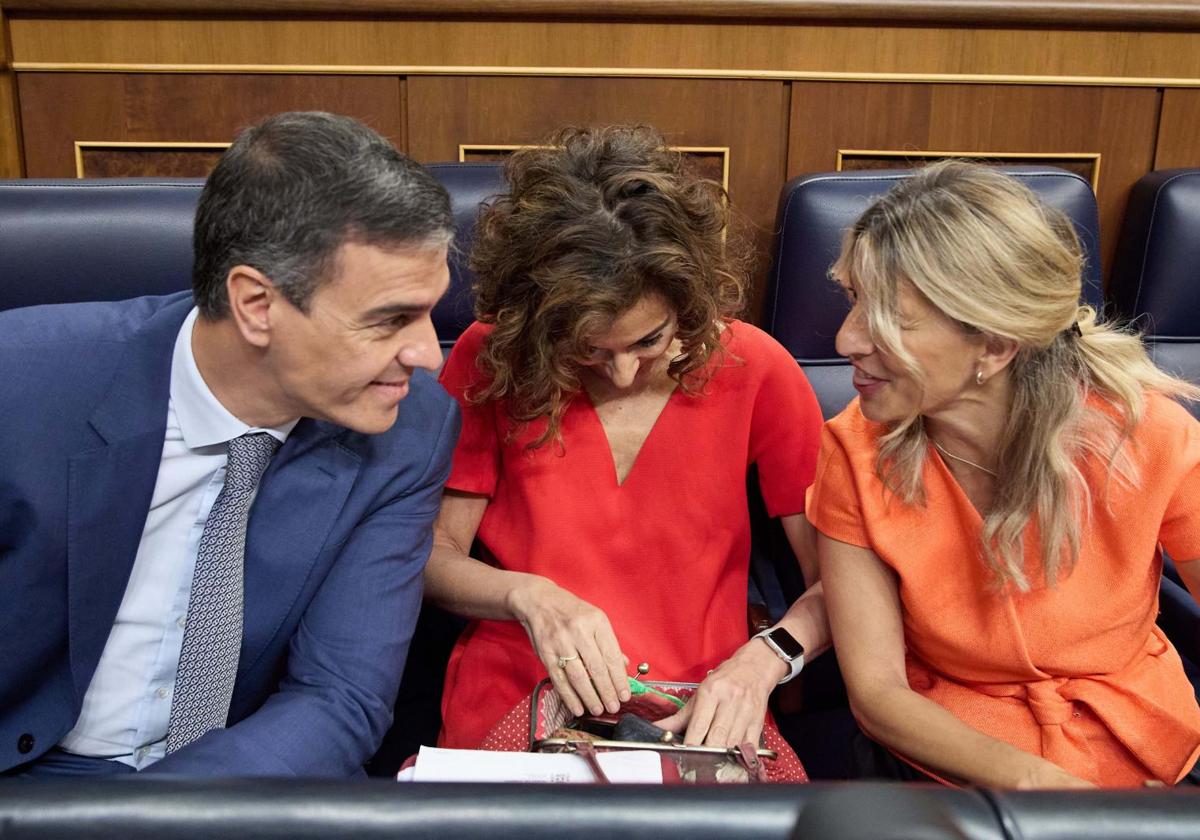 El presidente del Gobierno, Pedro Sánchez; la vicepresidenta primera y ministra de Hacienda, María Jesús Montero y la vicepresidenta segunda y ministra de Trabajo, Yolanda Díaz