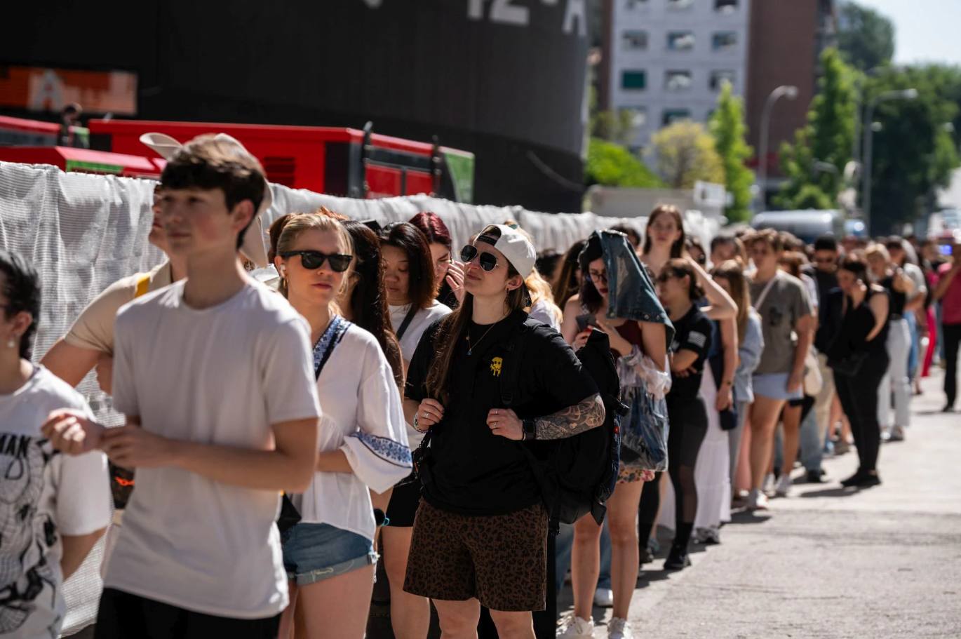 Las interminables colas del Bernabéu para ver a Taylor Swift