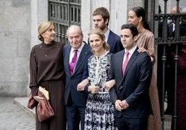 Froilán, en una imagen con parte de la familia en la boda del alcalde de Madrid con Teresa Urquijo.