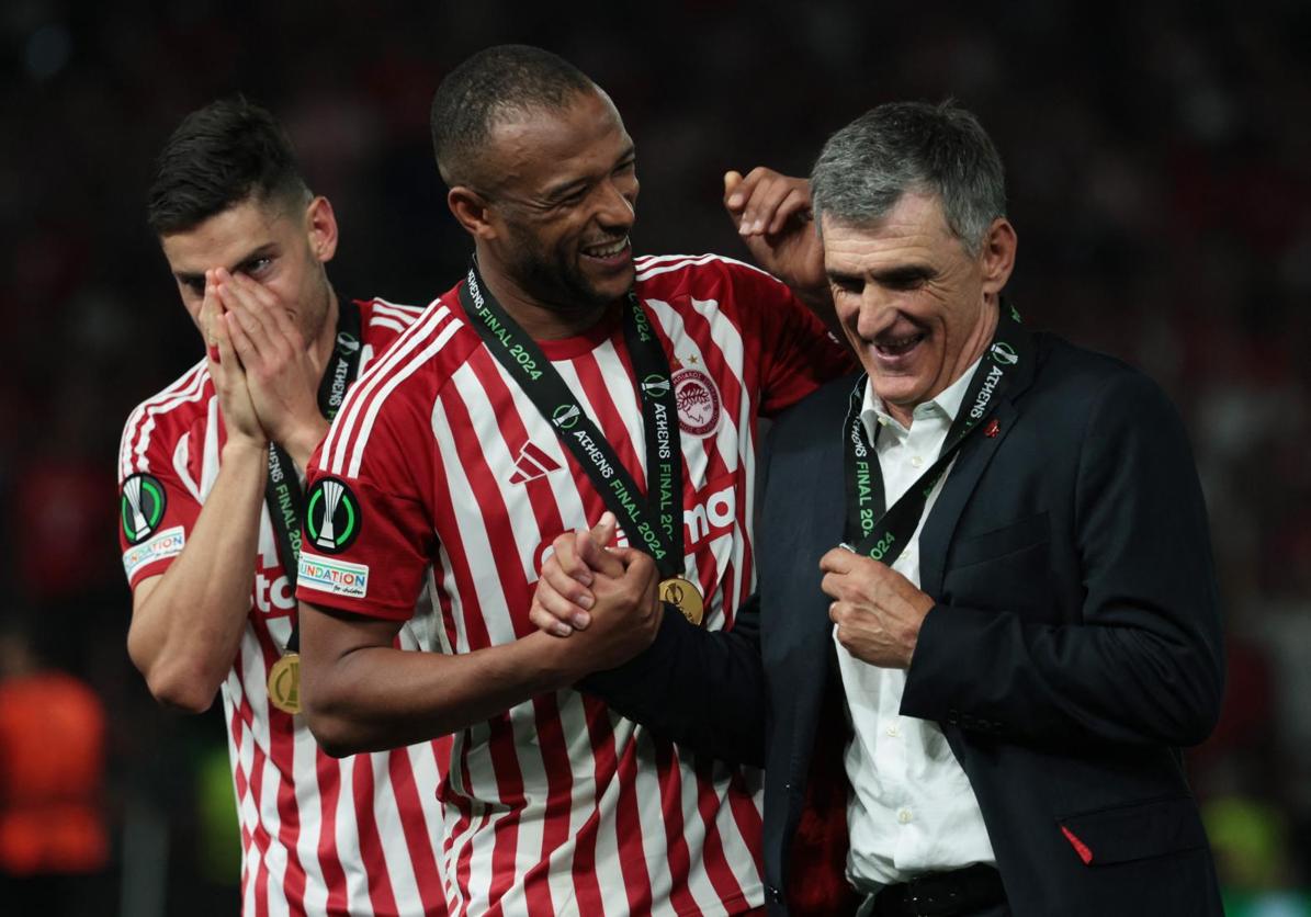 José Luis Mendilibar, celebrando la Conference League con Ayoub El Kaabi.