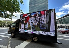 Una furgoneta con una pantalla digital proyecta una imagen en la que se lee 'Asesinados por Raisi' junto a la Asamblea General de la ONU.