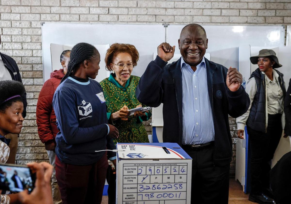 El presidente sudafricano y líder del CNA, Cyril Ramaphosa, al acudir a votar el jueves en Soweto.