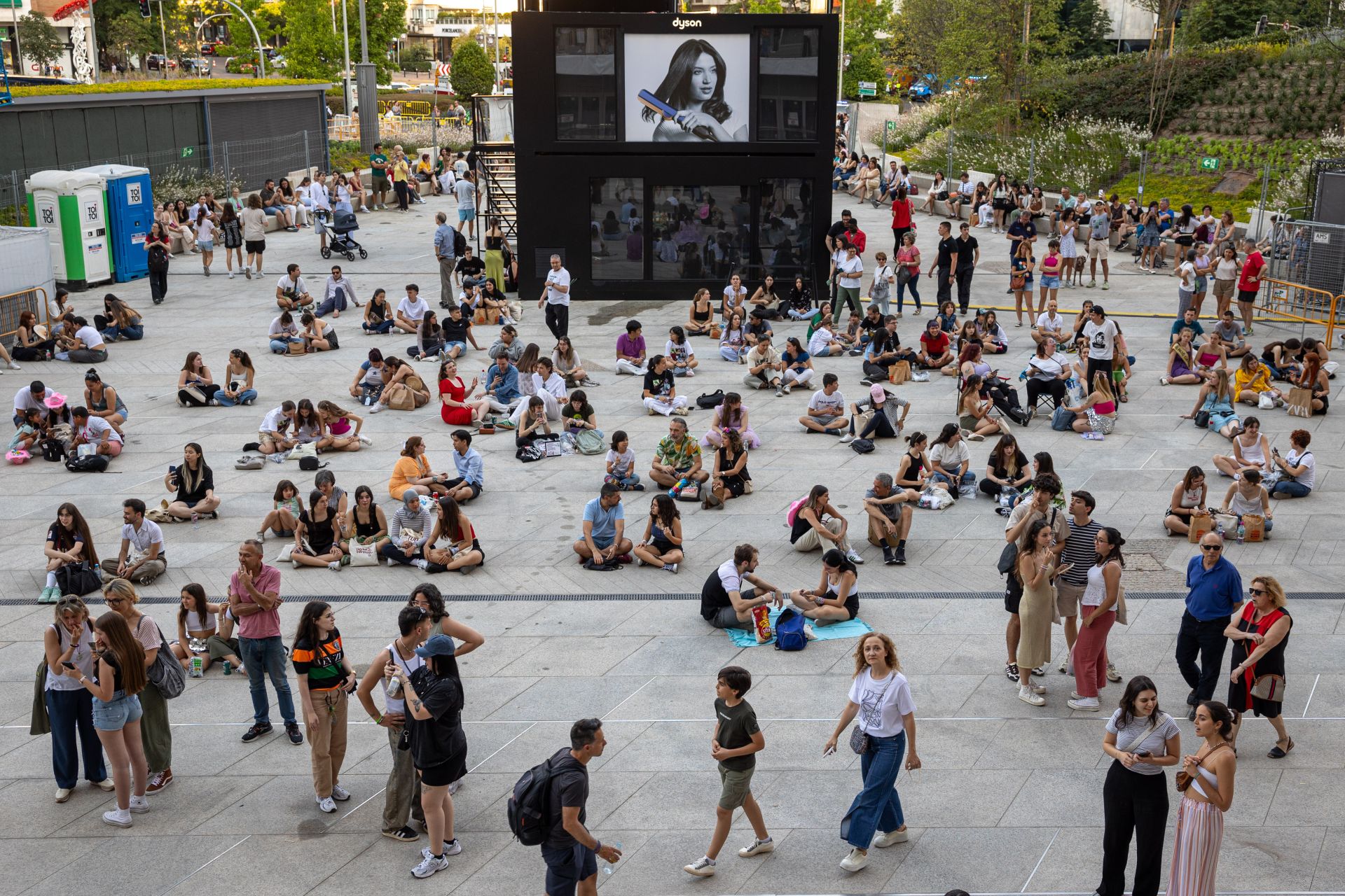 El Ayuntamiento de Madrid ha instalado dos 'fanzones' para que los seguidores de Taylor Swift tengan espacio para esperar las horas previas al concierto. 