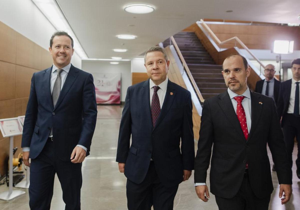 El alcalde de Toledo, Carlos Velázquez; el presidente de Castilla-La Mancha, Emiliano García-Page, y el presidente de las Cortes de Castilla-La Mancha, Pablo Bellido, a su llegada al acto institucional del Día de Castilla-La Mancha