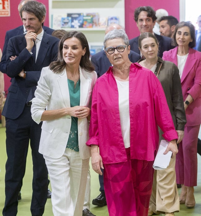 La Reina Letizia junto a Eva Orúe, directora de la feria, y ante el Ministro de Cultura, Ernest Urasun.