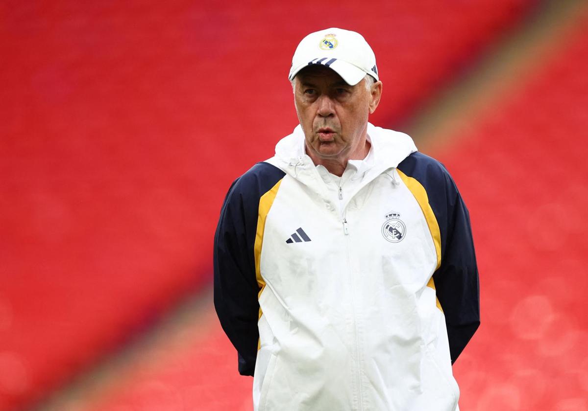 Carlo Ancelotti supervisa el último entrenamiento del Real Madrid antes de la final de la Champions.