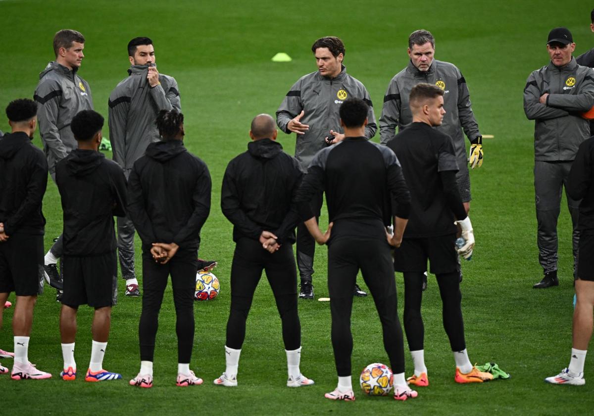 Edin Terzic da las últimas consignas a los futbolistas del Borussia Dortmund en Wembley.