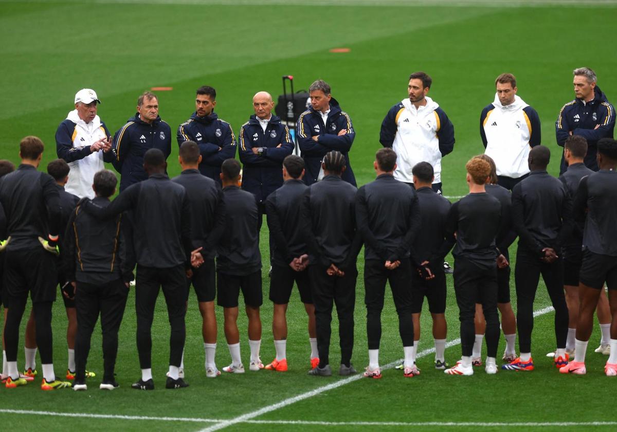 Carlo Ancelotti, durante la charla que le dio a sus futbolistas este viernes sobre el césped de Wembley.