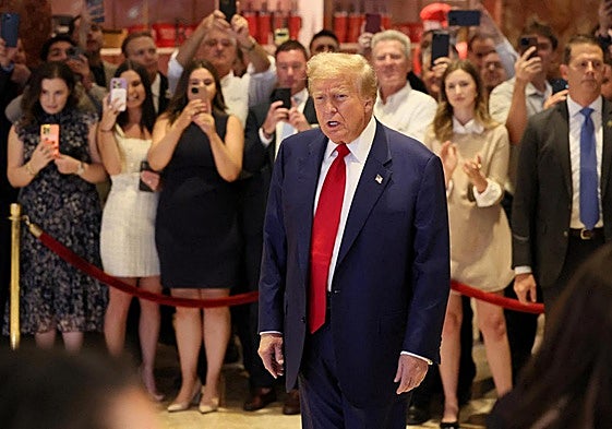 Trump, rodeado de familiares y miembros de su equipo, intervino ante la prensa para denunciar una conspiración de la Casa Blanca.