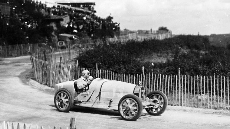 Friderich saliendo del «Virage de la Mort» en el debut del Type 35 en 1924, en el GP de la ACF. Observen las protecciones al borde de la pista…