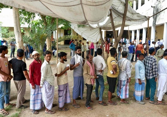 Colas para votar en un colecgio electoral de la ciudad india de Benarés.