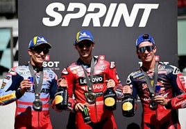 El podio de la sprint con Francesco Bagnaia, Marc Marquez y Pedro Acosta