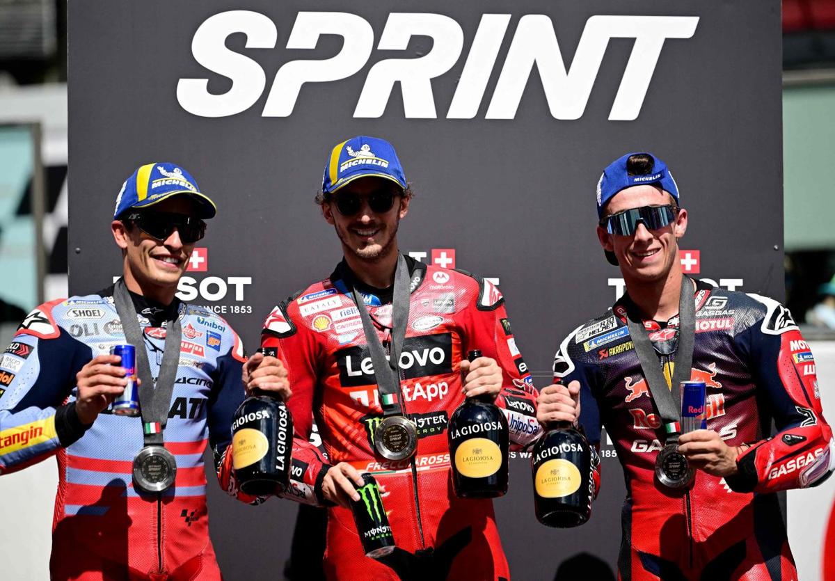 El podio de la sprint con Francesco Bagnaia, Marc Marquez y Pedro Acosta