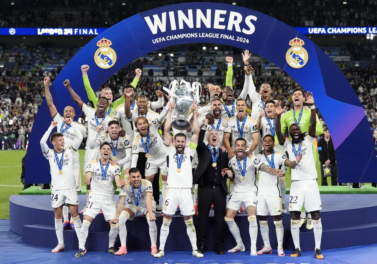 Los futbolistas y el cuerpo técnico del Real Madrid celebran la Decimoquinta en Wembley.