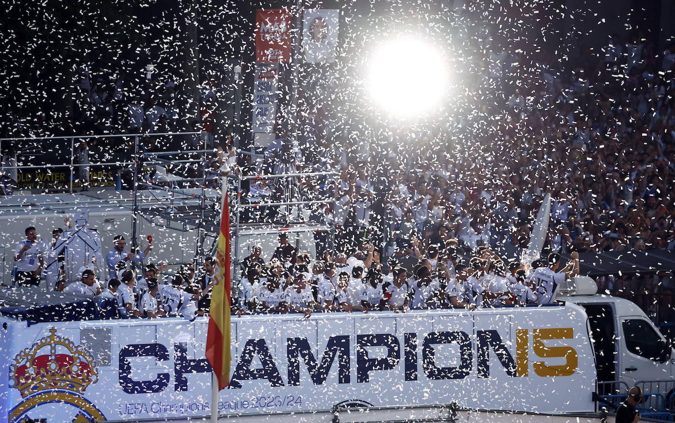 La llegada del autobús que trasladaba a los futbolistas y al cuerpo técnico del Real Madrid hasta la Plaza de Cibeles resultó apoteósica.