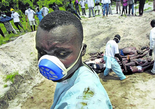 Fosa común en un campamento militar a las afueras de Monrovia.