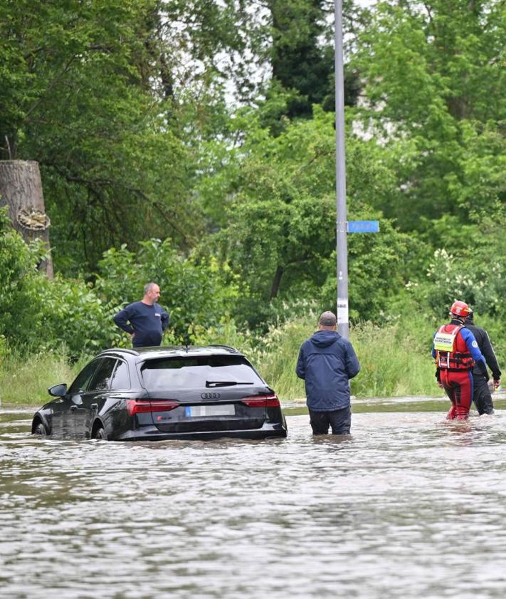 Imagen secundaria 2 - Un bombero muerto y 3.000 evacuados por inundaciones en Alemania