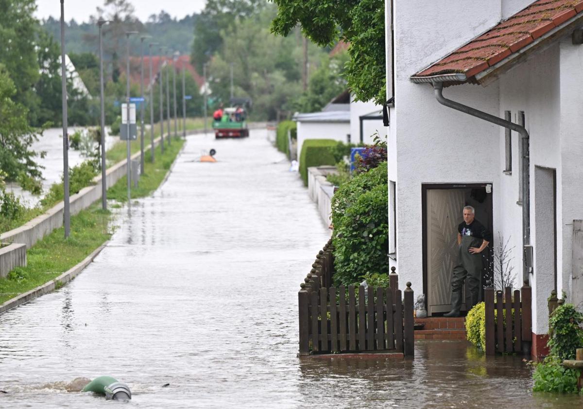 Imagen principal - Un bombero muerto y 3.000 evacuados por inundaciones en Alemania