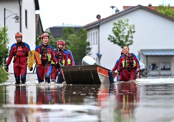 Equipos de rescate en una calle inundada de la localidad bávara de Baar-Ebenhausen.