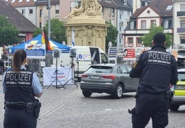 Policías acordonan la zona tras el acuchillamiento múltiple perpetrado el viernes en Mannheim.