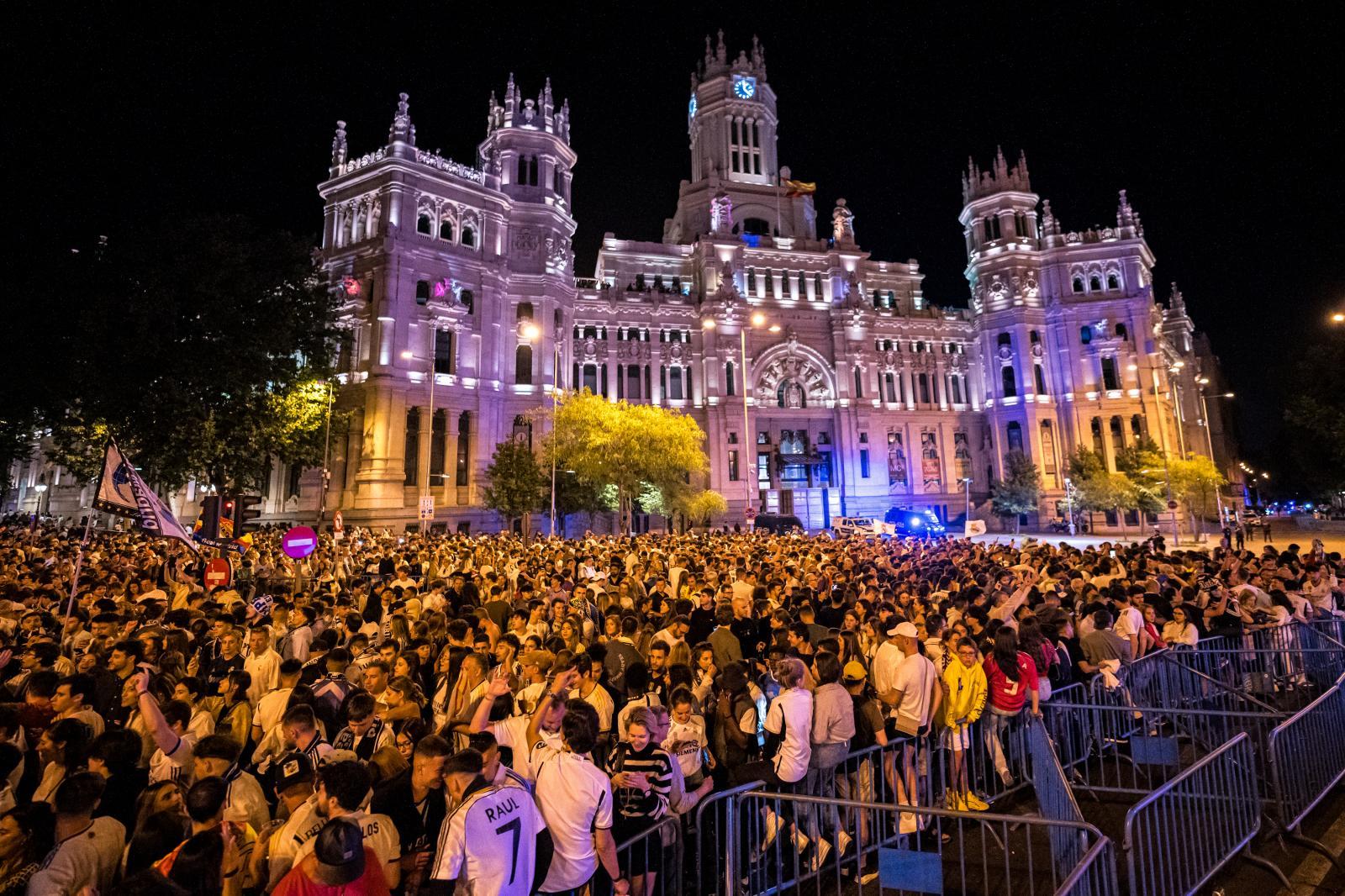 El centro de Madrid está tomado por los aficionados que han salido a la calle tras la victoria.