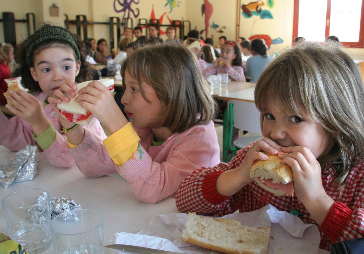 Niñas meriendan en un comedor escolar vasco.