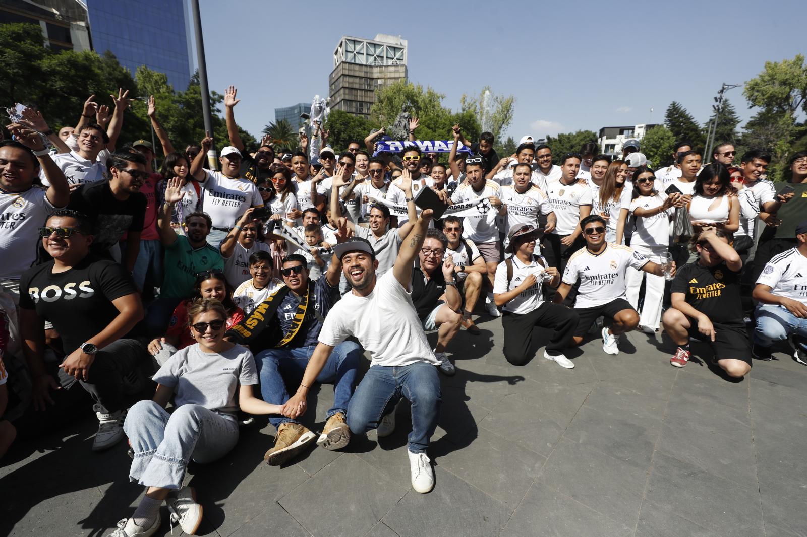 Aficionados mexicanos del Real Madrid festejan en la fuente de la cibeles de Ciudad de México.