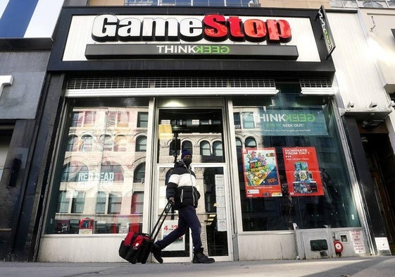 Las 'acciones meme' vuelven a revolucionar Wall Street: GameStop se dispara un 70%