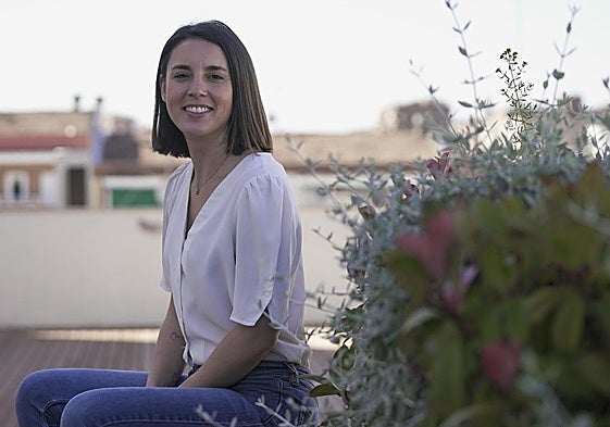 La candidata de Podemos a las elecciones europeas, Irene Montero, posa en la azotea de la sede madrileña del partido.