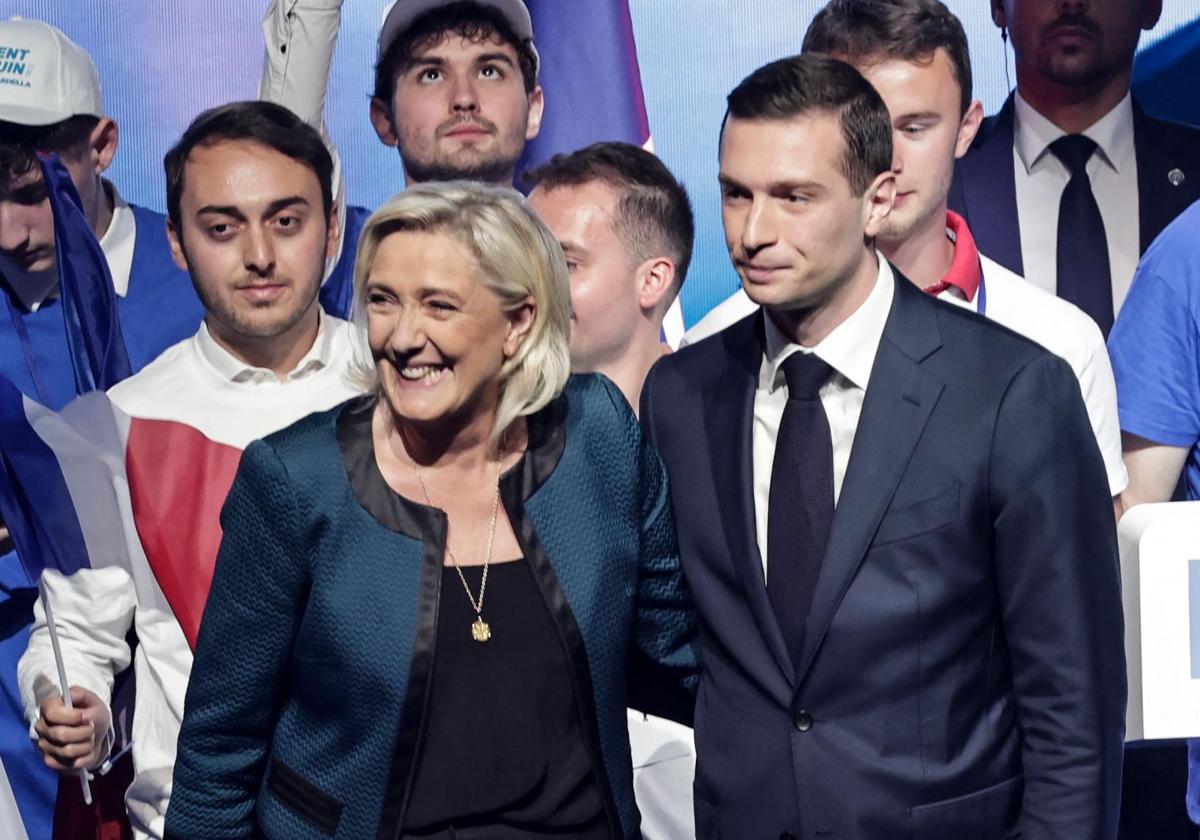 La líder ultraderechista francesa, Marine Le Pen, y el candidato de Agrupación Nacional a las europeas, Jordan Bardella, en un mitin.