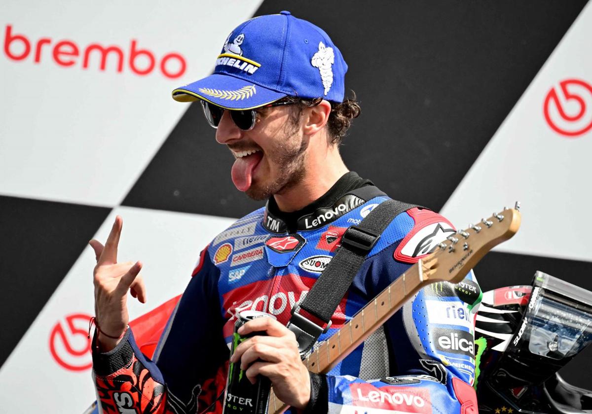 Pecco Bagnaia celebra su triunfo en Mugello.