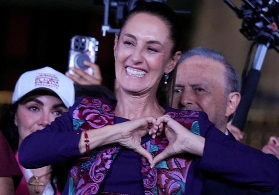 Claudia Sheinbaum hace un gesto de agradecimiento a sus simpatizantes en el Zócalo, la principal plaza de Ciudad de México, tras conocer el resultado electoral.