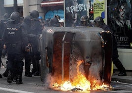 Agentes de policía durante las protestas en Cataluña tras concerse la sentencia del 'procés'.