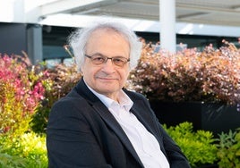 Amin Maalouf, escritor y secretario de la Academia Francesa, en la sede de su editorial española.