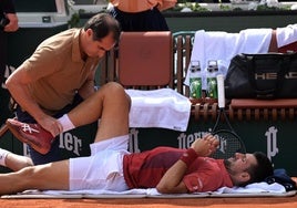 Novak Djokovic, tras lesionarse en la rodilla.