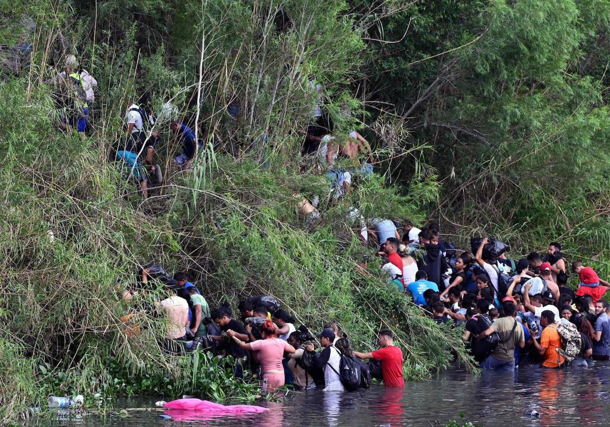 Un grupo de migrantes cruza el río Grande para penetrar en territorio estadounidense.