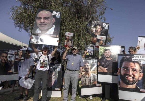 Familiares de los rehenes se manifestaron el lunes en el centro de Jerusalén para reclamar a Netanyahu que negocie con Hamás.