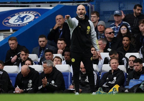 Enzo Maresca dirigiendo al Leicester en Stamford Bridge.