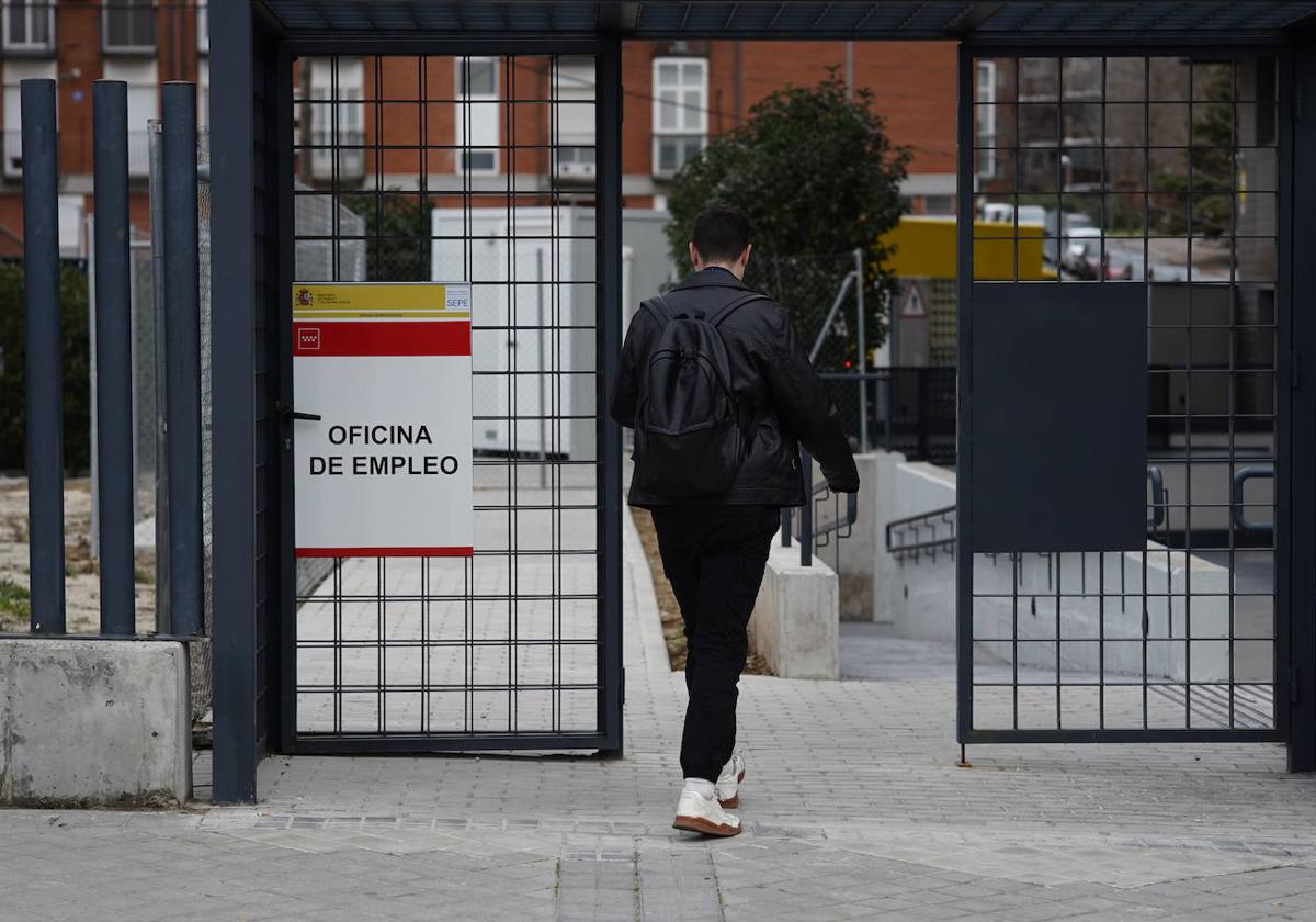 Un parado entrando a una oficina de empleo a darse de alta.