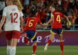 La defensora de la selección de España Irene Paredes (d) celebra con Bruna Vilamala unos de sus goles