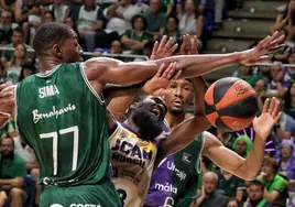 Sant Roos recibe falta de Sima en una acción del partido.