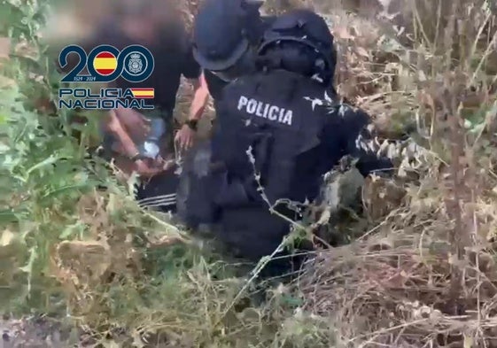 Momento de la captura de uno de los dos asesinos en la localidad de Juncos a manos del GEO.