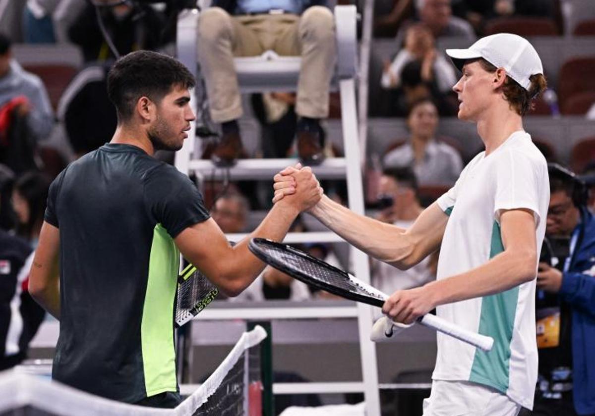 Alcaraz y Sinner se saludan tras su último partido en Miami.