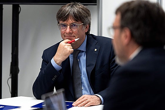 El Constitucional anula el voto a distancia de los huidos y complica la participación de Puigdemont