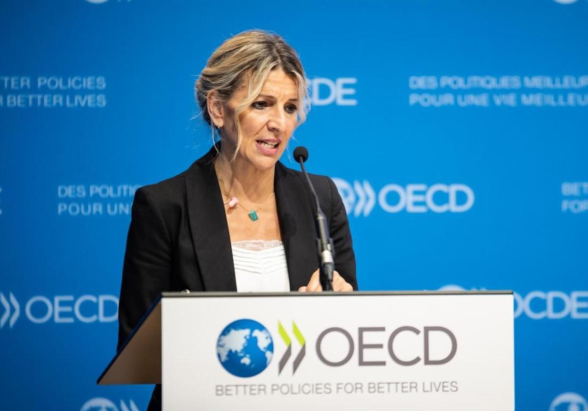 Yolanda Díaz durante su comparecencia este miércoles en la sede de la OCDE, en París.