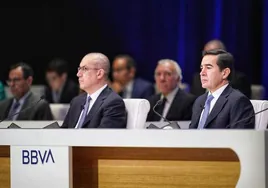 El presidente de BBVA, Carlos Torres, junto al consejero delegado, Onur Genç.