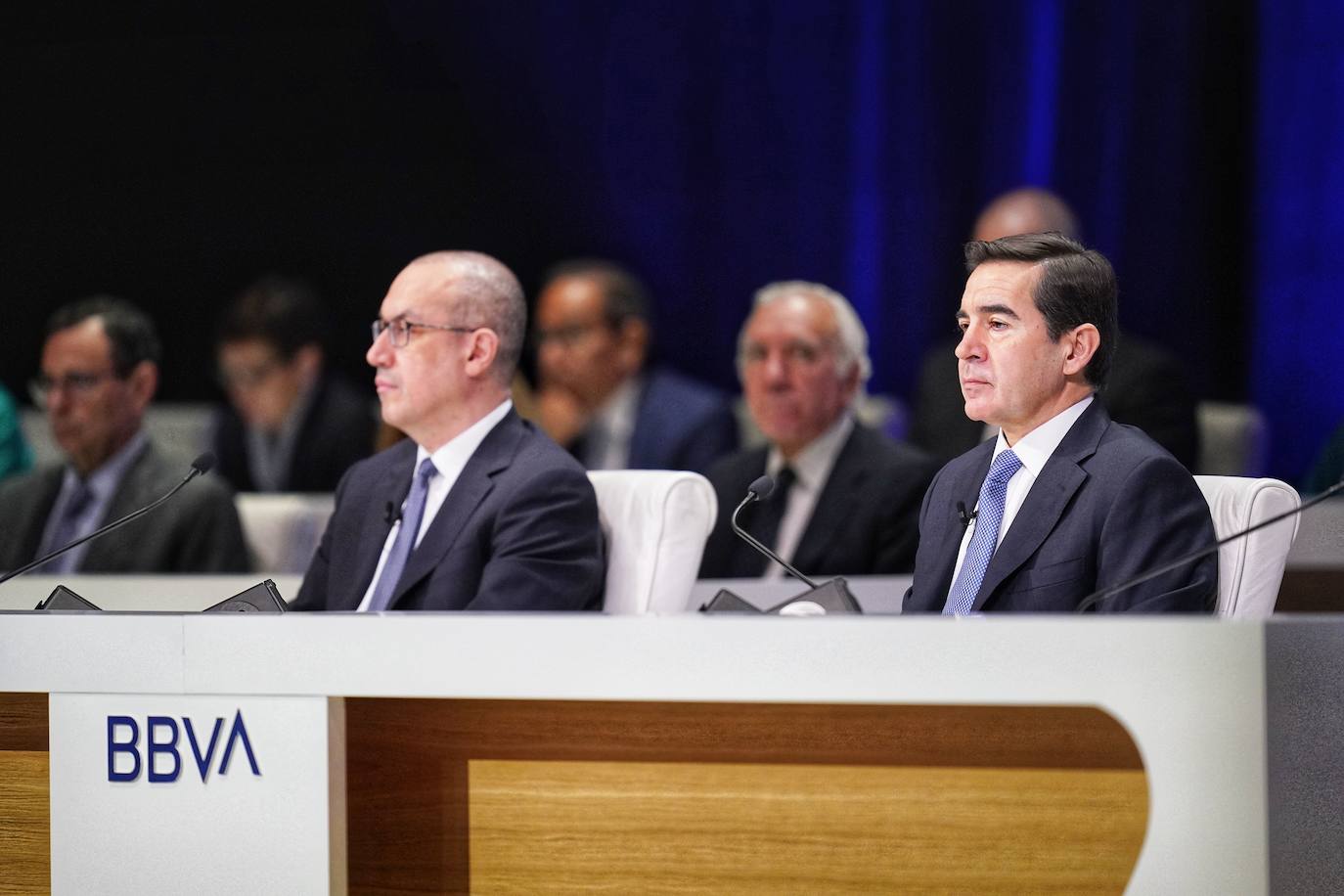 El presidente de BBVA, Carlos Torres, junto al consejero delegado, Onur Genç.