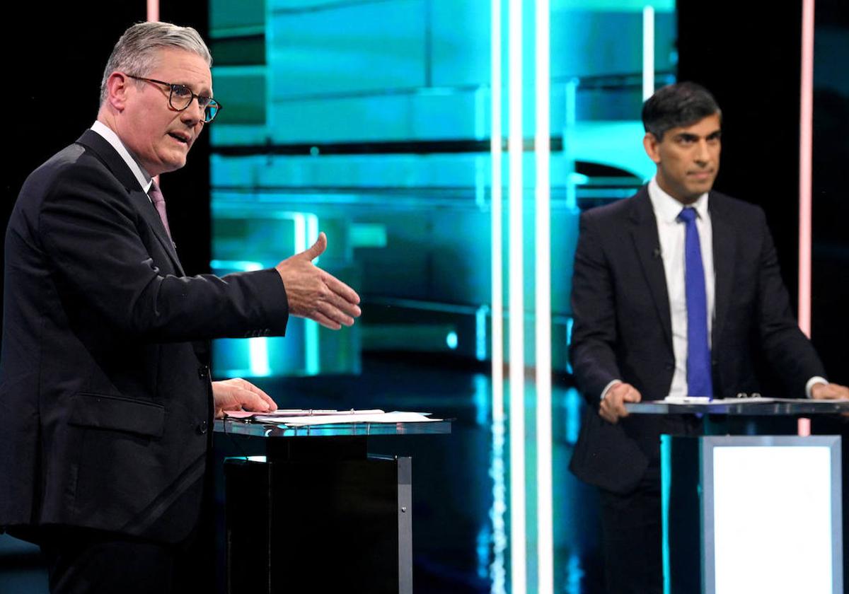 Un momento del debate del martes entre Starmer, a la izquierda, y Sunak, a la derecha, en Manchester.