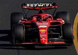 Carlos Sainz rueda con Ferrari en Melbourne