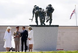 Camilla, Carlos III, Emmanuel Macron y Brigitte Macron, bajo el monumento al desembarco cerca de Ver-sur-Sea.